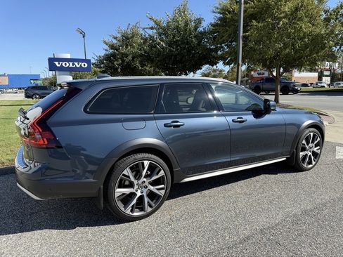 Certified 2024 Volvo V90 B6 Cross Country Ultimate image 6