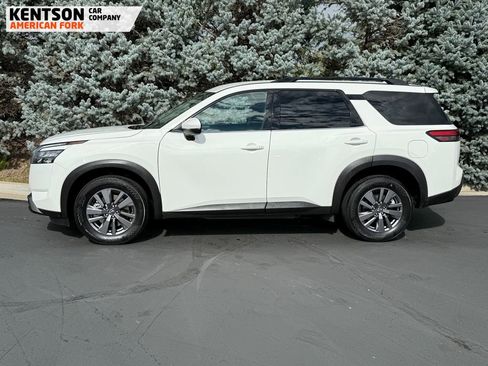 Used 2025 Nissan Pathfinder SV image 4