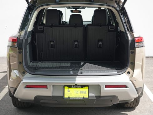 Used 2024 Nissan Pathfinder Platinum FWD image 9