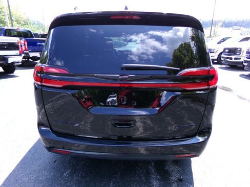 Used 2025 Chrysler Pacifica Limited FWD image 8