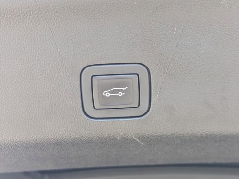 Used 2025 Chevrolet Suburban Z71 AWD/4WD image 32