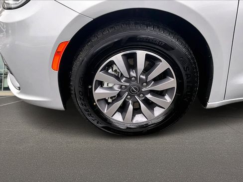 Used 2024 Chrysler Pacifica Select image 8