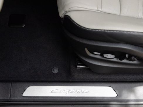 Certified 2025 Porsche Cayenne E-Hybrid AWD/4WD image 22