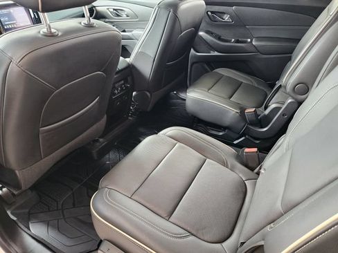 Used 2022 Chevrolet Traverse Premier FWD image 31