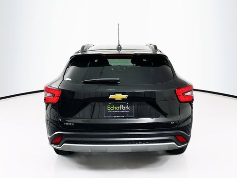 Used 2025 Chevrolet Trax LT w/ LT Convenience Package image 7