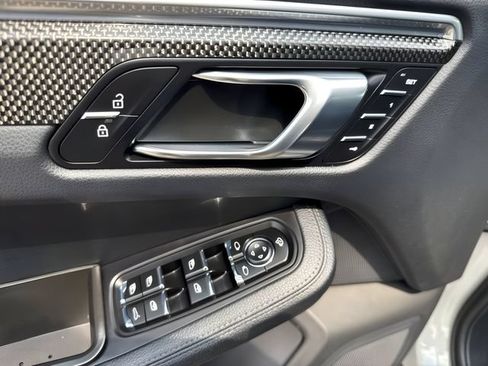 Used 2023 Porsche Macan AWD/4WD image 16