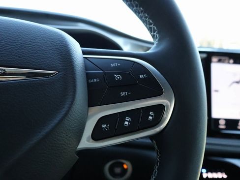 Used 2026 Chrysler Pacifica Select image 28