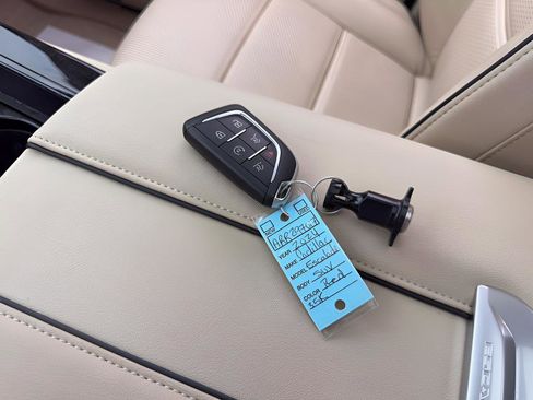 Used 2024 Cadillac Escalade Premium Luxury image 41