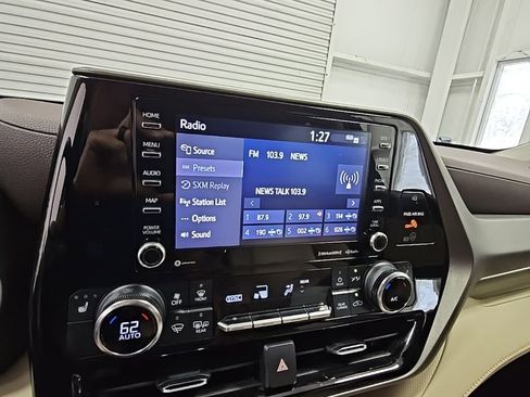 Used 2022 Toyota Highlander XLE image 15