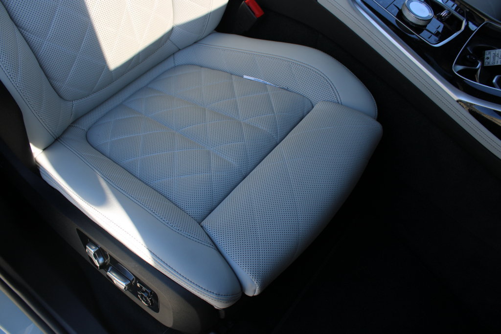 Used 2024 BMW X7 xDrive40i w/ M Sport Package AWD/4WD image 16