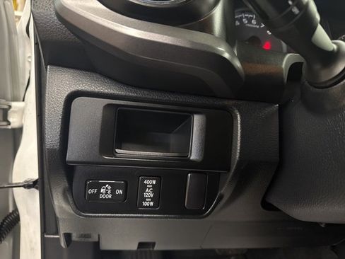 Used 2016 Toyota Tacoma TRD Sport image 19