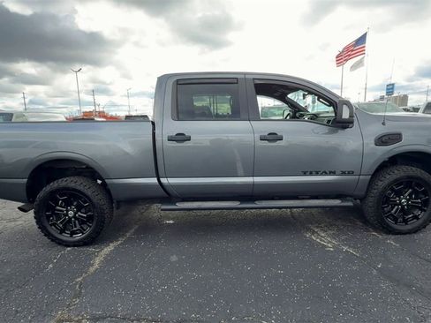 Used 2019 Nissan Titan SL w/ Midnight Edition image 9