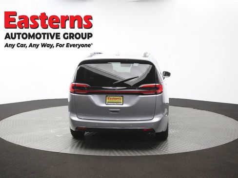 Used 2021 Chrysler Pacifica Touring-L FWD image 40