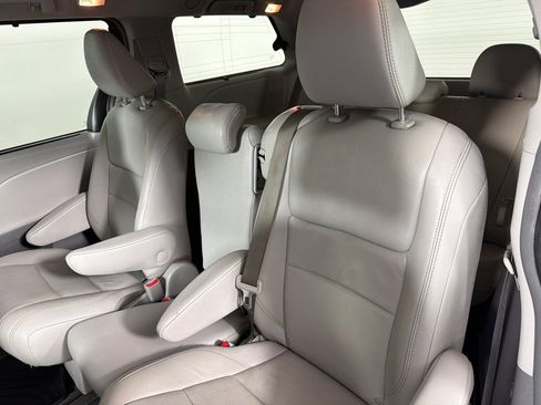 Used 2019 Toyota Sienna XLE w/ XLE Navigation Package FWD image 17