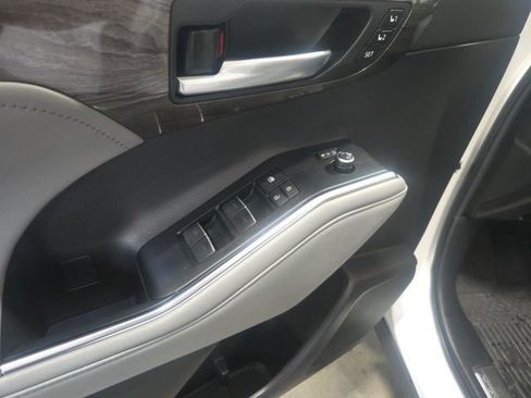 Used 2023 Toyota Highlander Platinum image 16