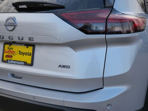 Used 2025 Nissan Rogue SV image 17