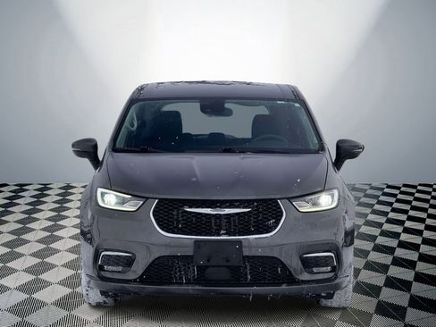 Used 2023 Chrysler Pacifica Touring-L image 2