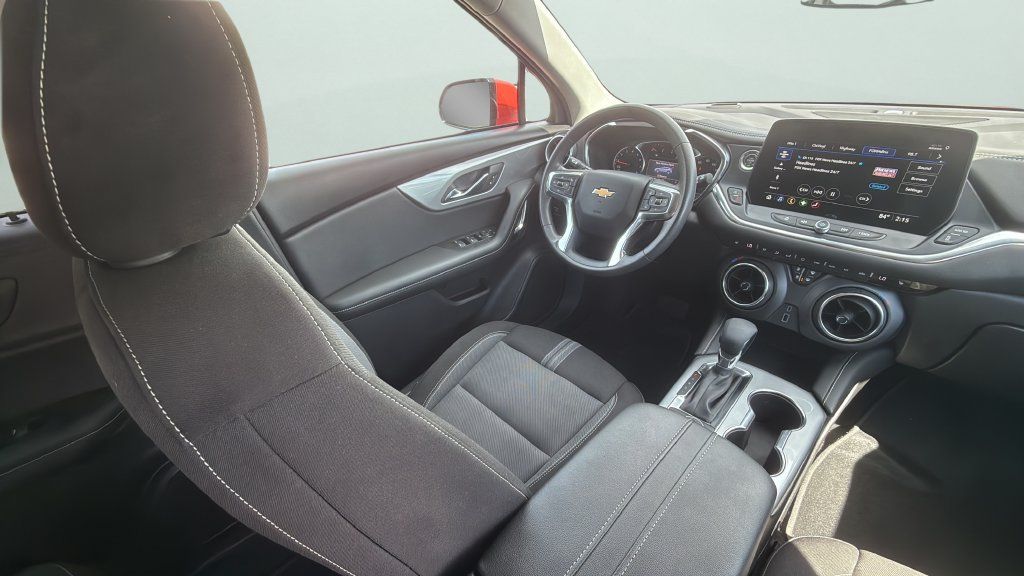 Used 2025 Chevrolet Blazer LT FWD image 19