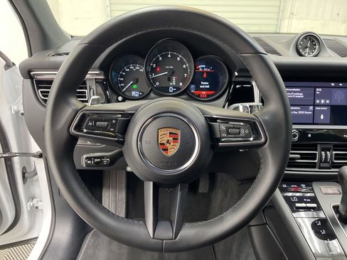 Used 2025 Porsche Macan image 18