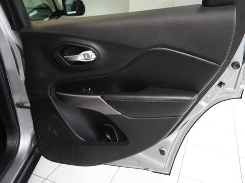 Used 2019 Jeep Cherokee Limited AWD/4WD image 34