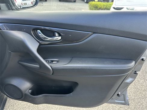 Used 2020 Nissan Rogue SV image 35