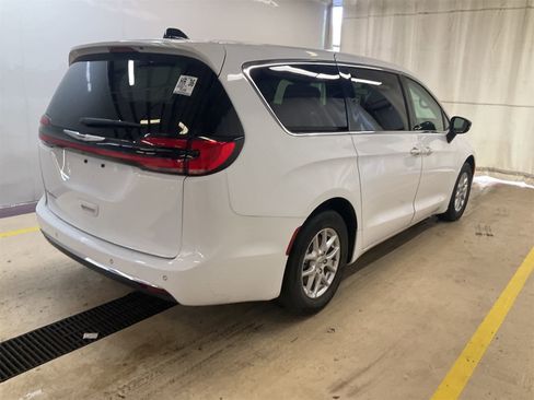 Used 2024 Chrysler Pacifica Touring-L image 6