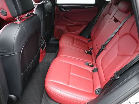 Certified 2025 Porsche Macan image 7