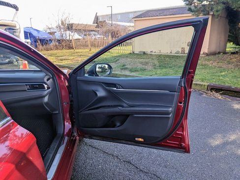 Used 2018 Toyota Camry XSE image 10