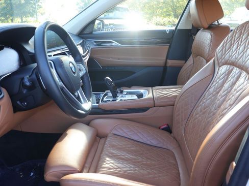 Used 2022 BMW 750i xDrive w/ Luxury Rear Seating Package AWD/4WD image 9