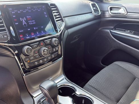 Used 2019 Jeep Grand Cherokee Laredo AWD/4WD image 19