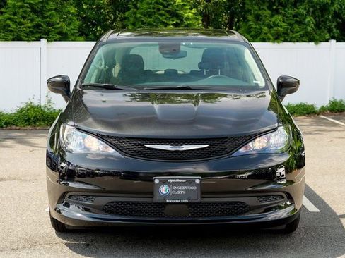 Used 2023 Chrysler Voyager LX image 2