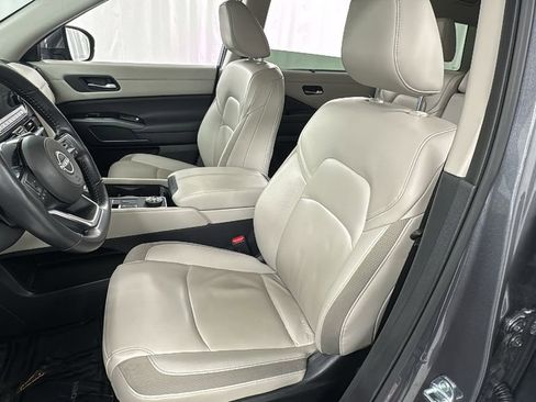 Used 2025 Nissan Pathfinder SL image 11