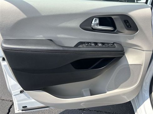 Used 2024 Chrysler Pacifica Touring-L FWD image 21