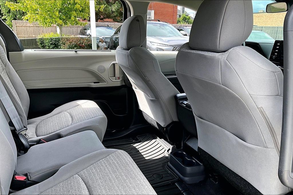 Used 2022 Toyota Sienna LE FWD image 23