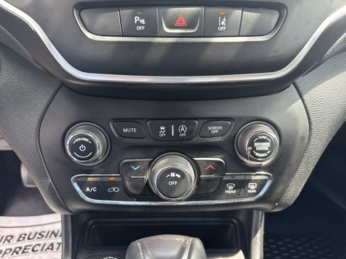 Used 2021 Jeep Cherokee Latitude Plus AWD/4WD image 18