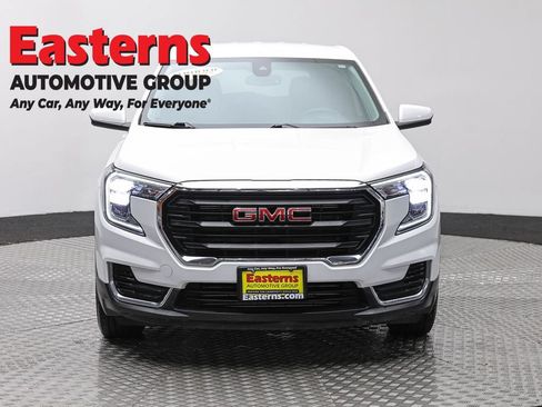 Used 2024 GMC Terrain SLE FWD image 2