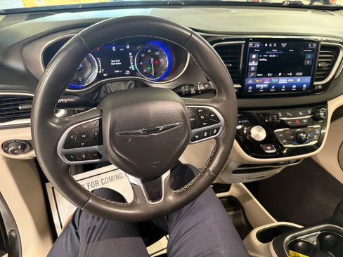 Certified 2023 Chrysler Pacifica Touring-L FWD image 46