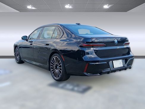 New 2026 BMW 750e xDrive image 3