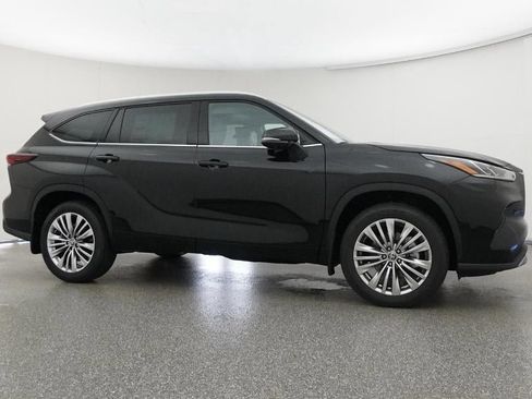 New 2026 Toyota Highlander Platinum image 28
