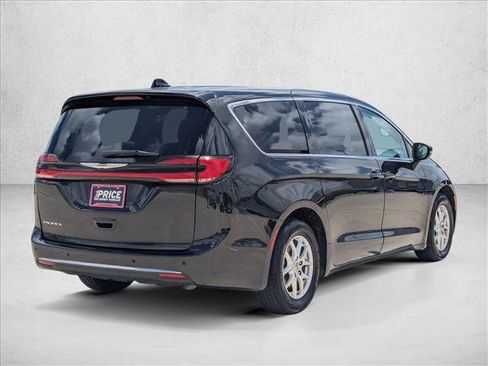 Used 2023 Chrysler Pacifica Touring-L FWD image 5