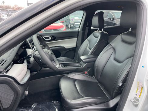 Used 2025 Jeep Compass Limited image 37