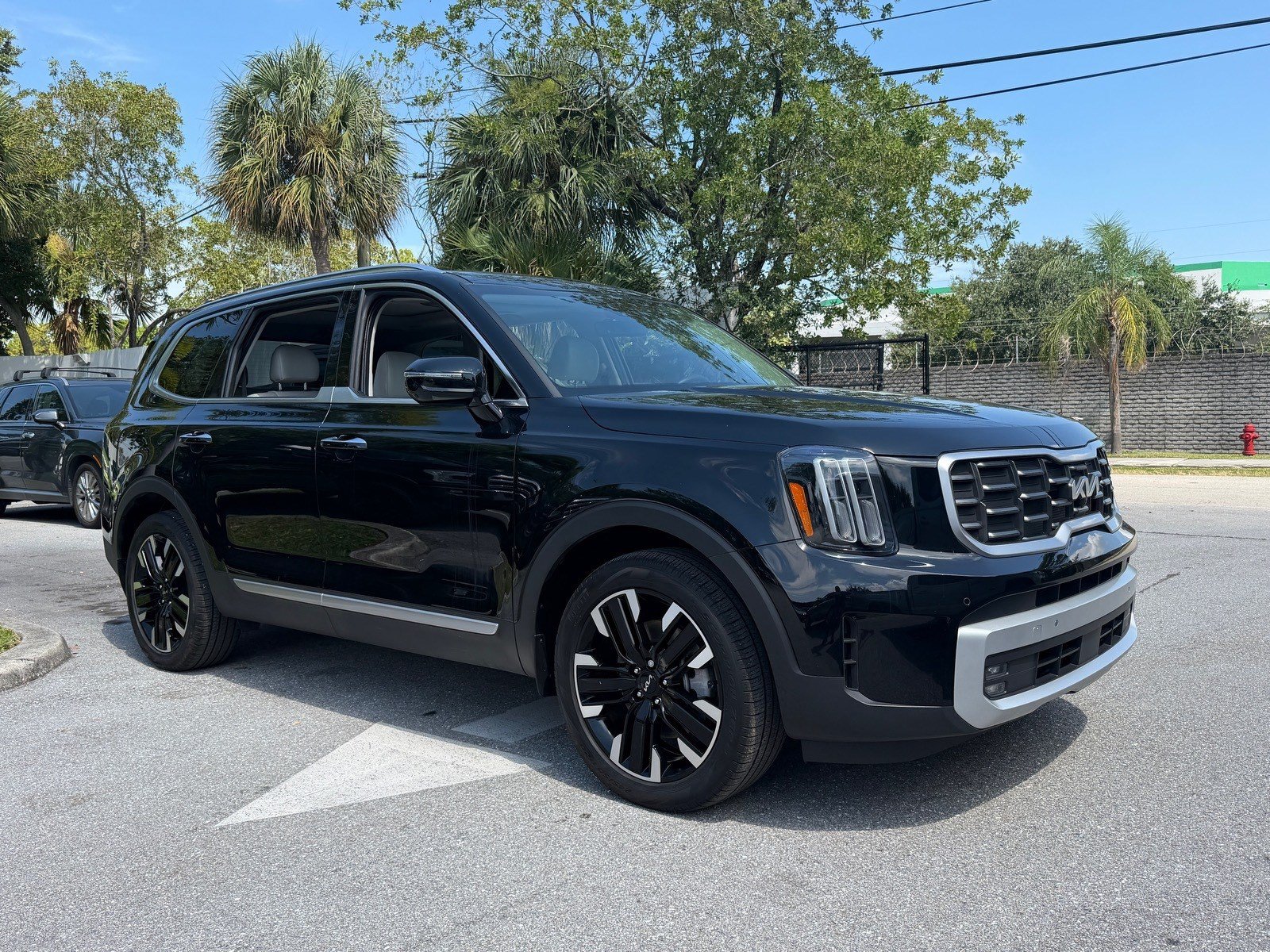 Used 2025 Kia Telluride SX w/ SX Captain's Chair Package FWD image 1
