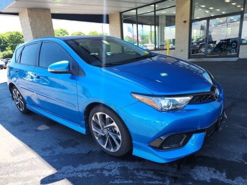 Used 2018 Toyota Corolla iM w/ Carpet Mat Package (TMS) FWD image 2