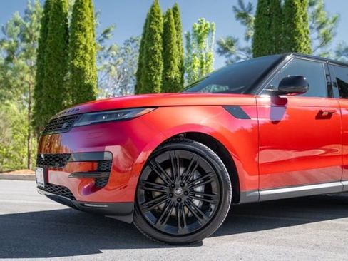 Used 2024 Land Rover Range Rover Sport SE AWD/4WD image 3