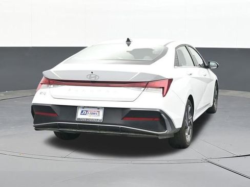 Used 2025 Hyundai Elantra SEL FWD image 13