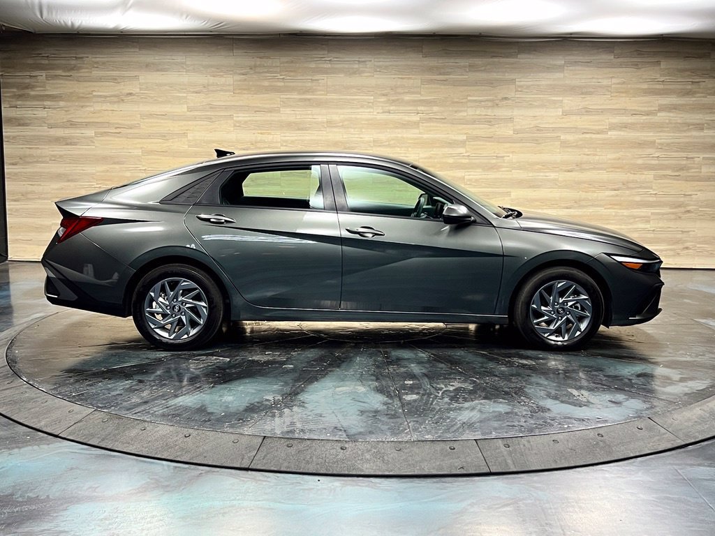Used 2025 Hyundai Elantra Hybrid FWD image 22
