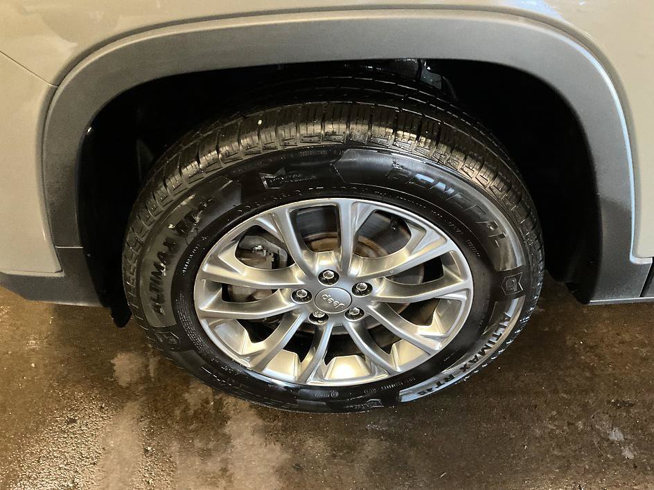 Used 2020 Jeep Cherokee Latitude Plus w/ Cold Weather Group AWD/4WD image 28