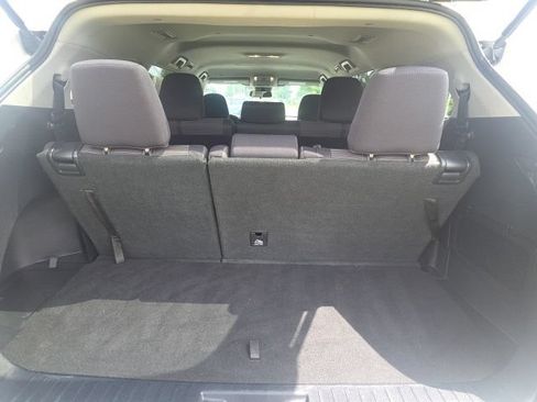 Used 2021 Toyota Highlander L FWD image 11
