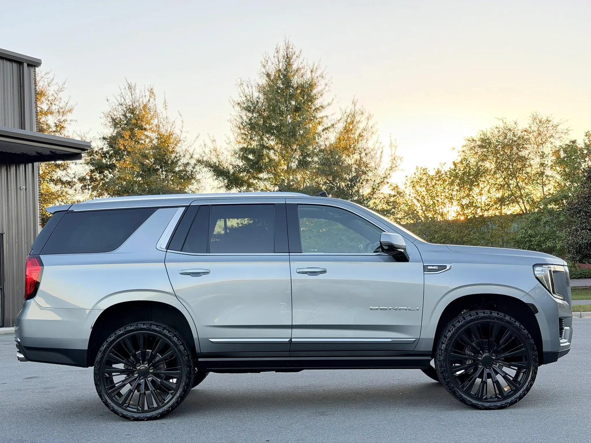 Used 2023 GMC Yukon Denali AWD/4WD image 2