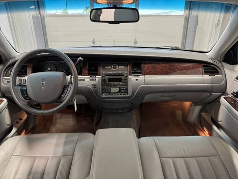 Used 2006 Lincoln Town Car Signature RWD image 25